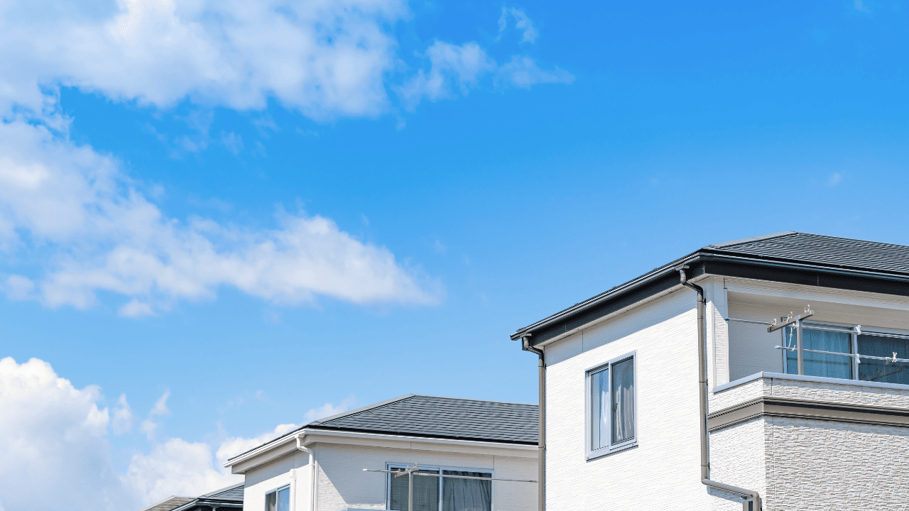 住宅街と青い空